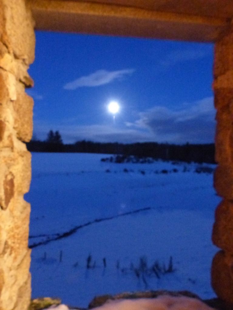 L’écho traîne çà et là
Dans la montagne recouverte de neige.
Kawahigashi Hekigodo